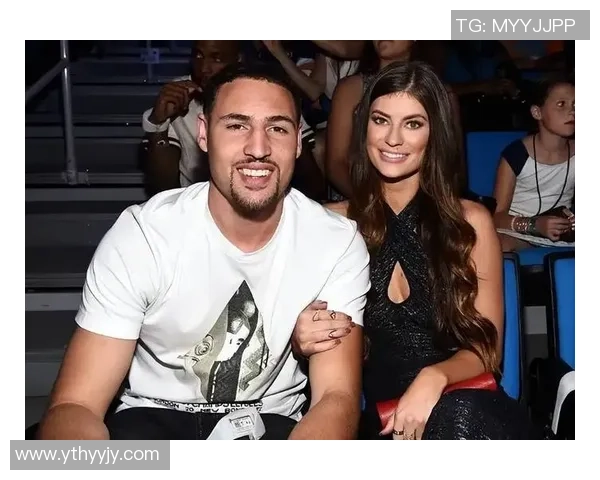 足球明星亲吻老婆甜蜜瞬间视频分享感动无数球迷心灵 足球明星亲吻老婆甜蜜瞬间视频分享感动无数球迷心灵