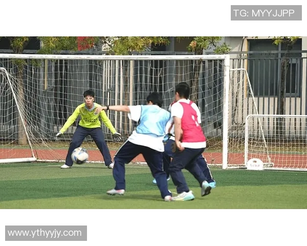 足球明星与孩子们的快乐时光共同分享梦想与激情的温馨瞬间 足球明星与孩子们的快乐时光共同分享梦想与激情的温馨瞬间